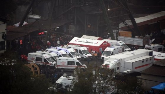 Gazeteci, madenciyle konuşur...