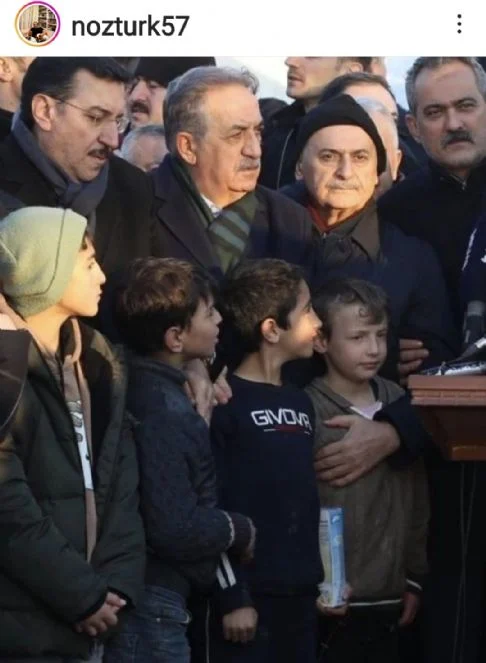 AKP'liler soğukta 4x4 kıyafetleri ile poz verdi. Deprem çocuklarını önlerinde bağrı açık beklettiler