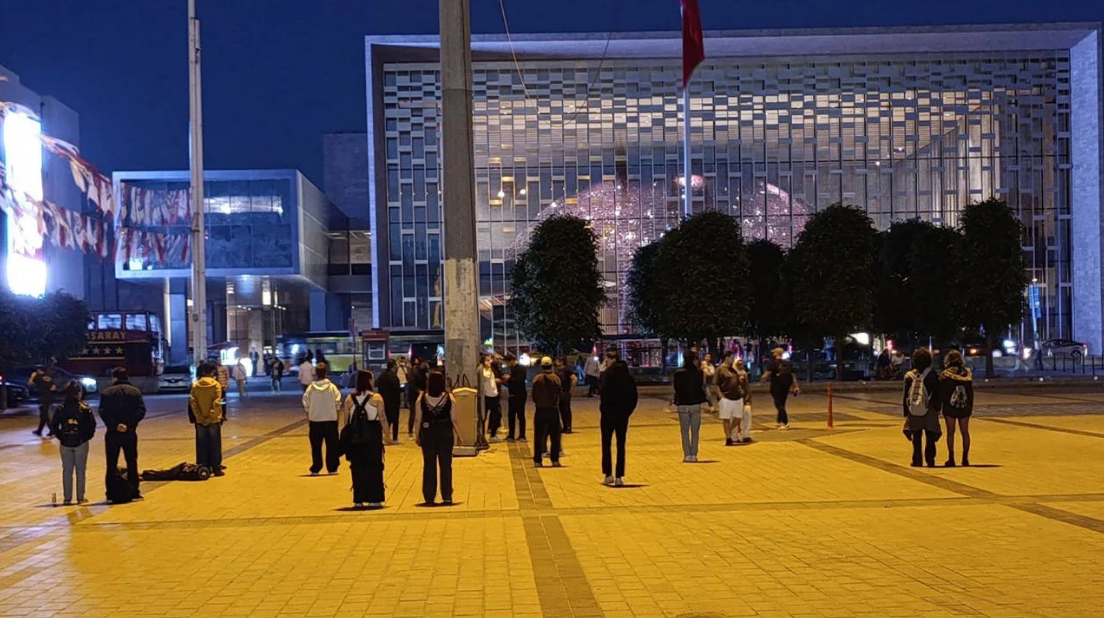 Taksim'de 'durma' eylemi yapan gençler gözaltına alındı