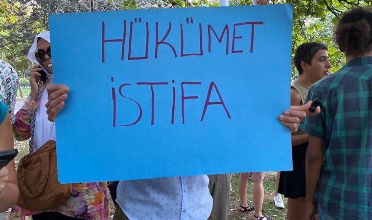AKP binasının önünde hayvanseverlere engel: Basın açıklaması öncesi arbede çıktı!
