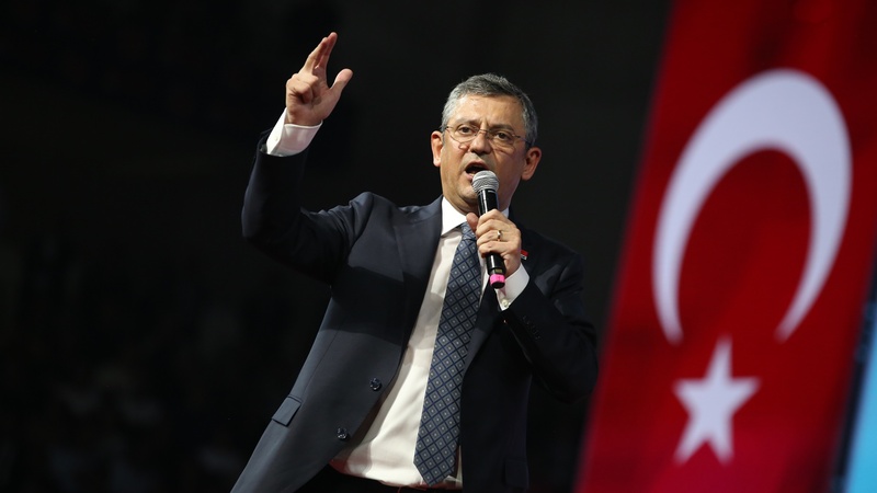Özgür Özel'den, Devlet Bahçeli'ye çok sert yanıt: 'PKK'nın adını anmayan bir hain arıyorsan, işte Recep Tayyip Erdoğan'ın tweeti!'
