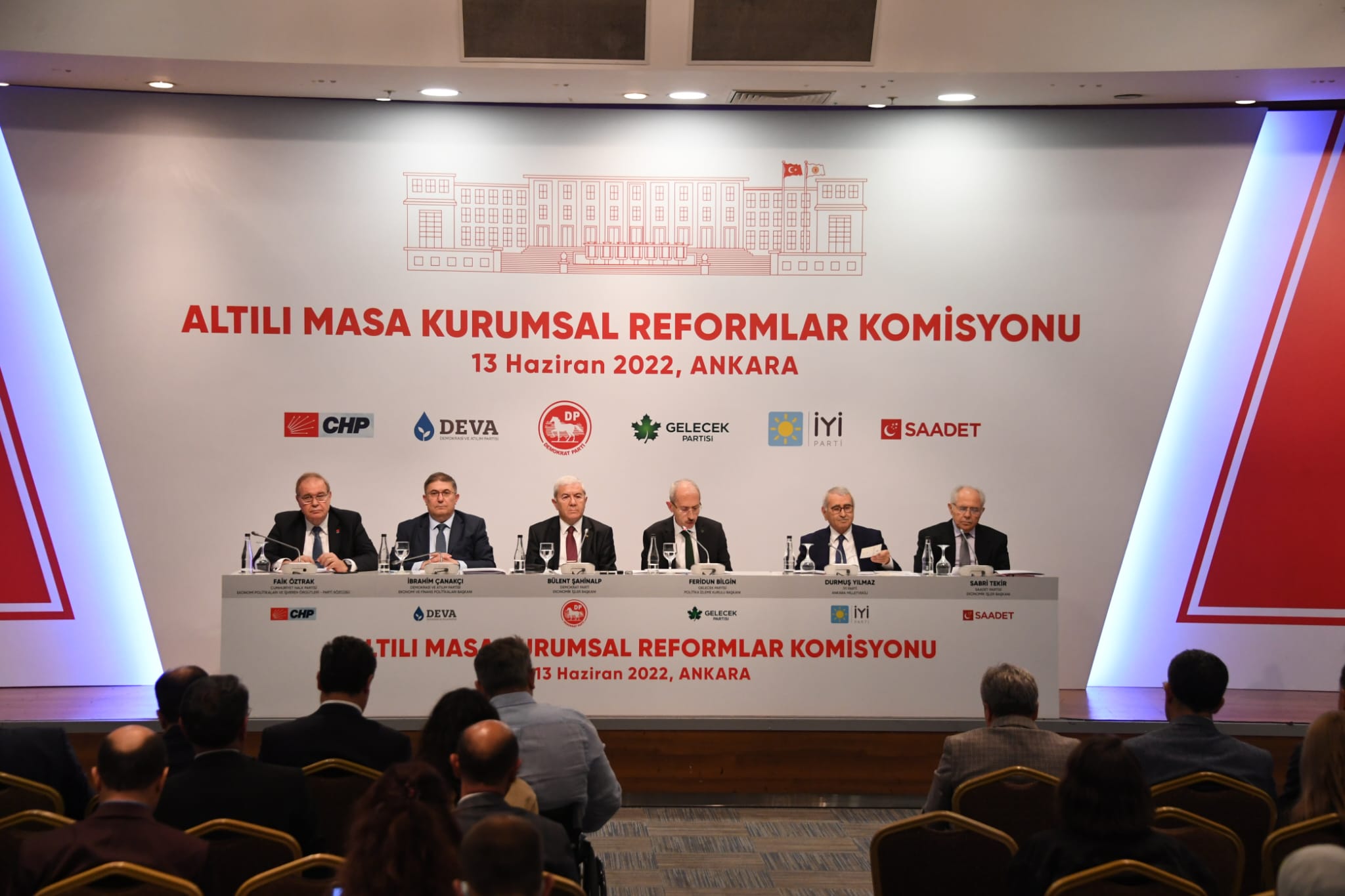 ALTILI MASA KURUMSAL REFORMLAR KOMİSYONU RAPORUNU YAYINLADI