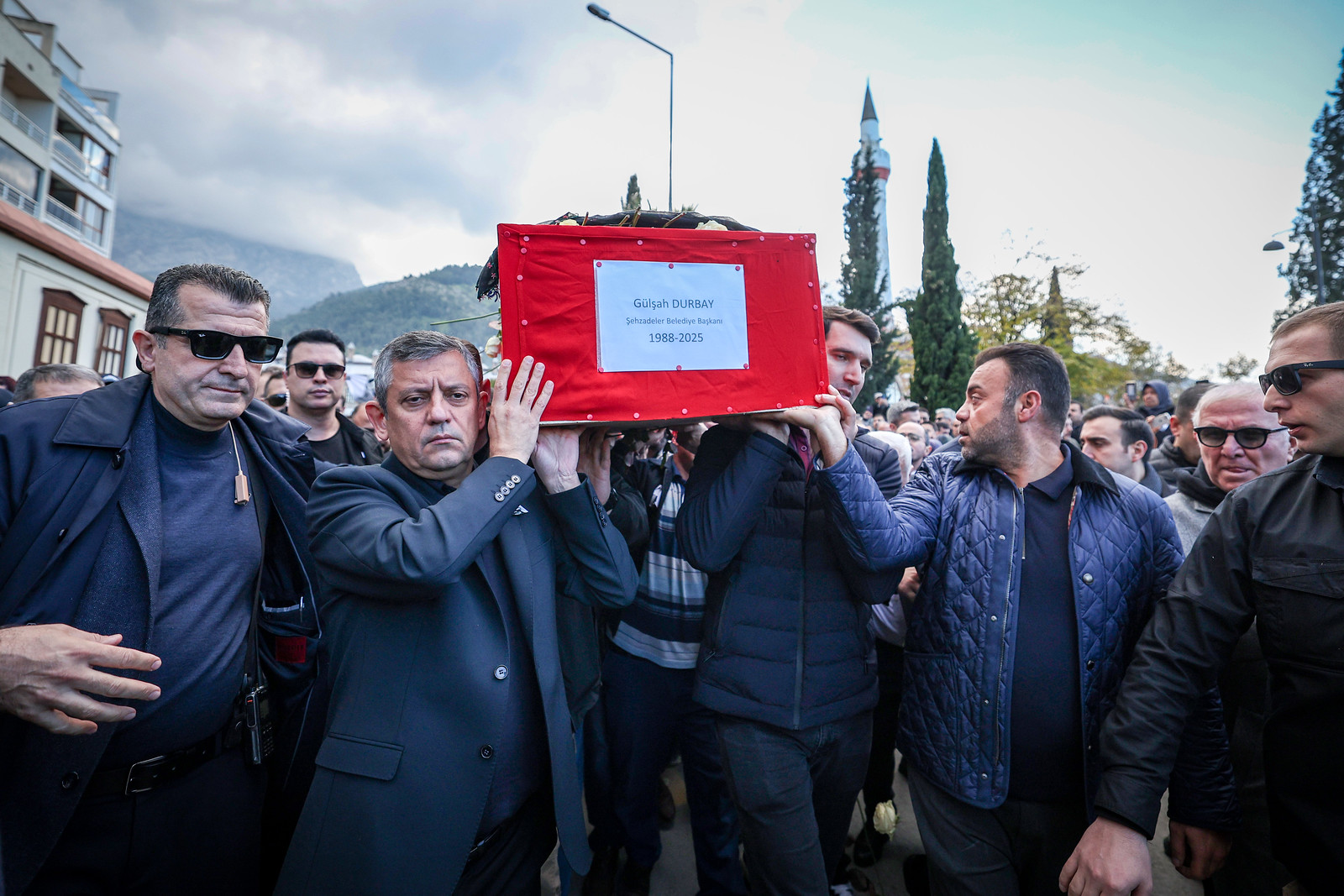 CHP Lideri Özgür Özel, Şehzadeler Belediye Başkanı Gülşah Durbay'ın Cenaze Törenine Katıldı