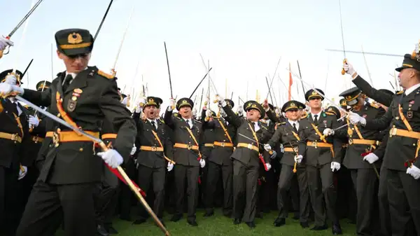 Teğmenlerin kılıçlı yemin töreninde yeni gelişme: Bir kişi hakkında ihraç kararı kaldırıldı