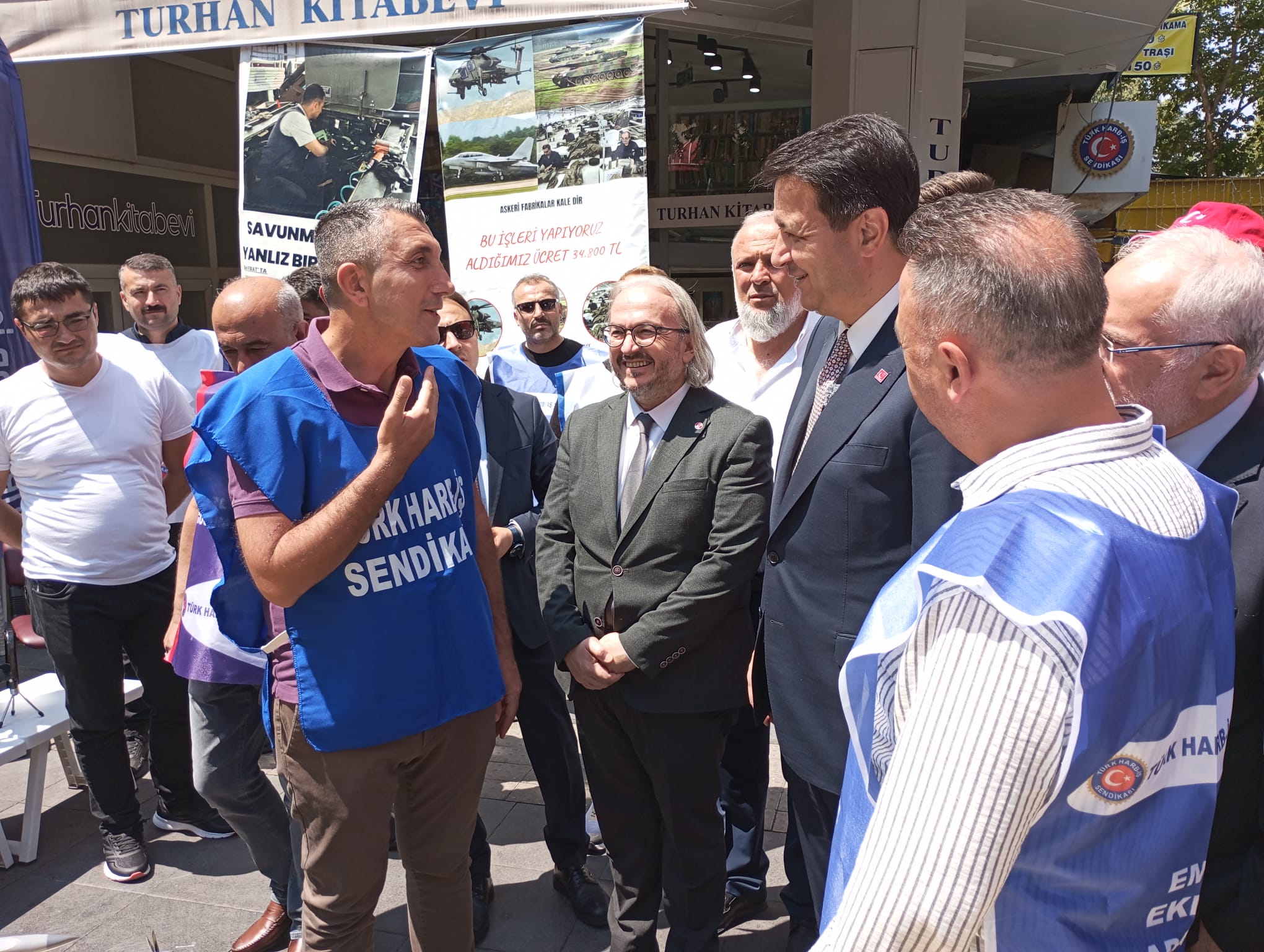 Saadet Partisi Genel Başkanı Mahmut Arıkan, 38 bin TL’lik maaşa itiraz ederek Kızılay’da Emek Çadırı kuran Harb-İş’e bağlı savunma sanayi işçilerini ziyaret etti.