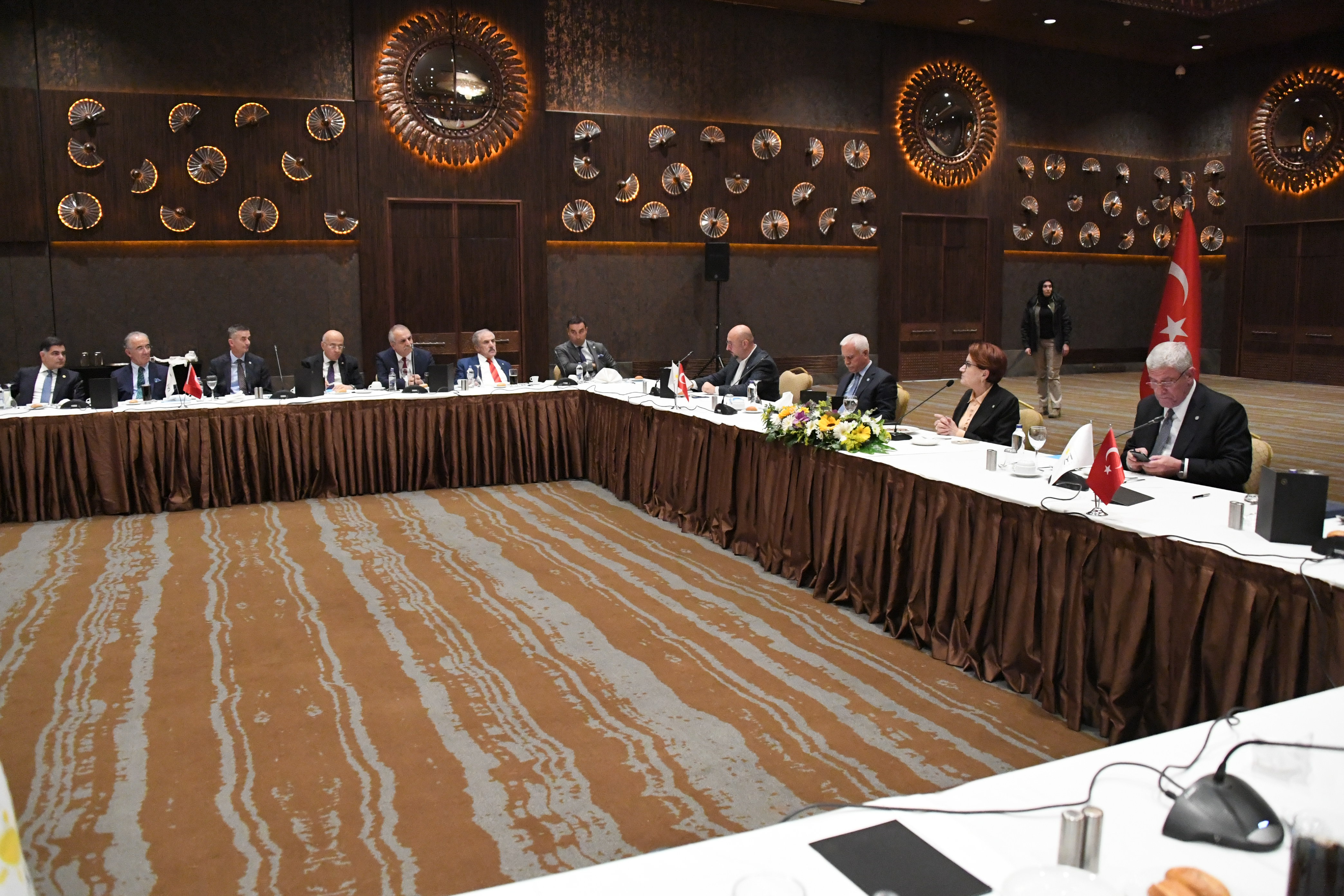 MERAL AKŞENER, BAŞKANLIK DİVANI VE MİLLETVEKİLLERİYLE BİR ARAYA GELDİ