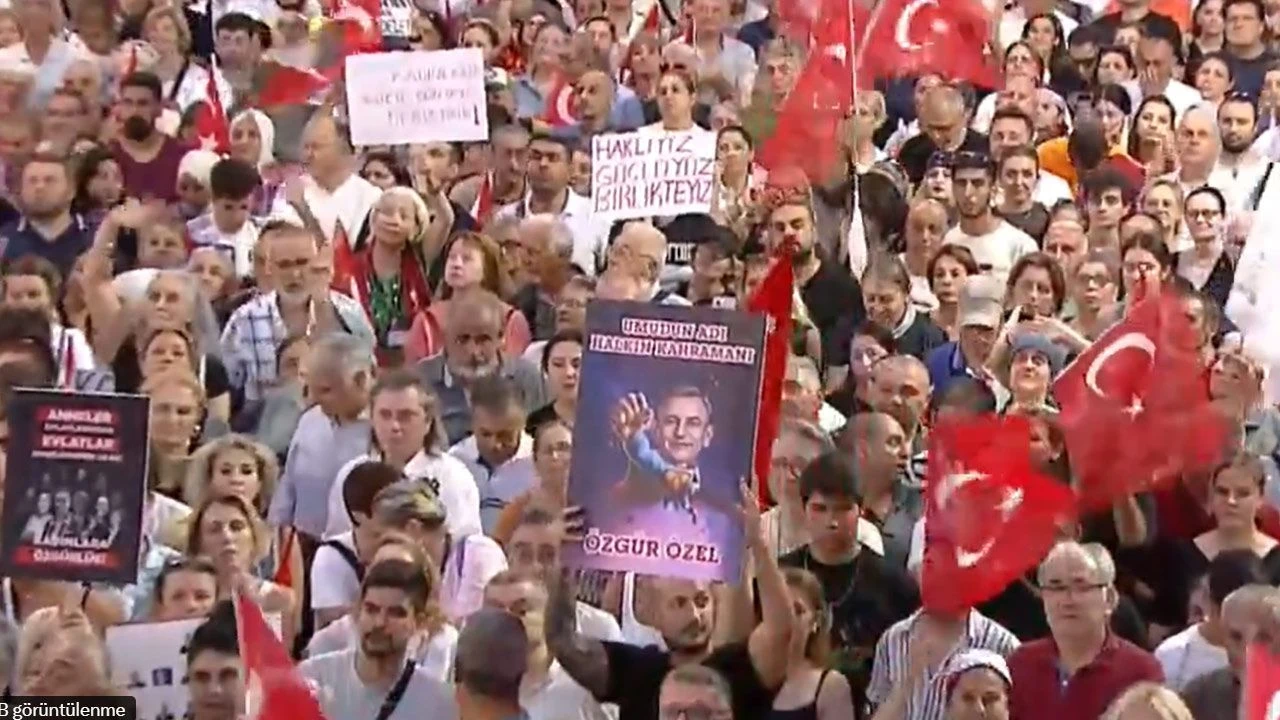 CHP lideri Özgür Özel Bakırköy’de on binlerle buluştu