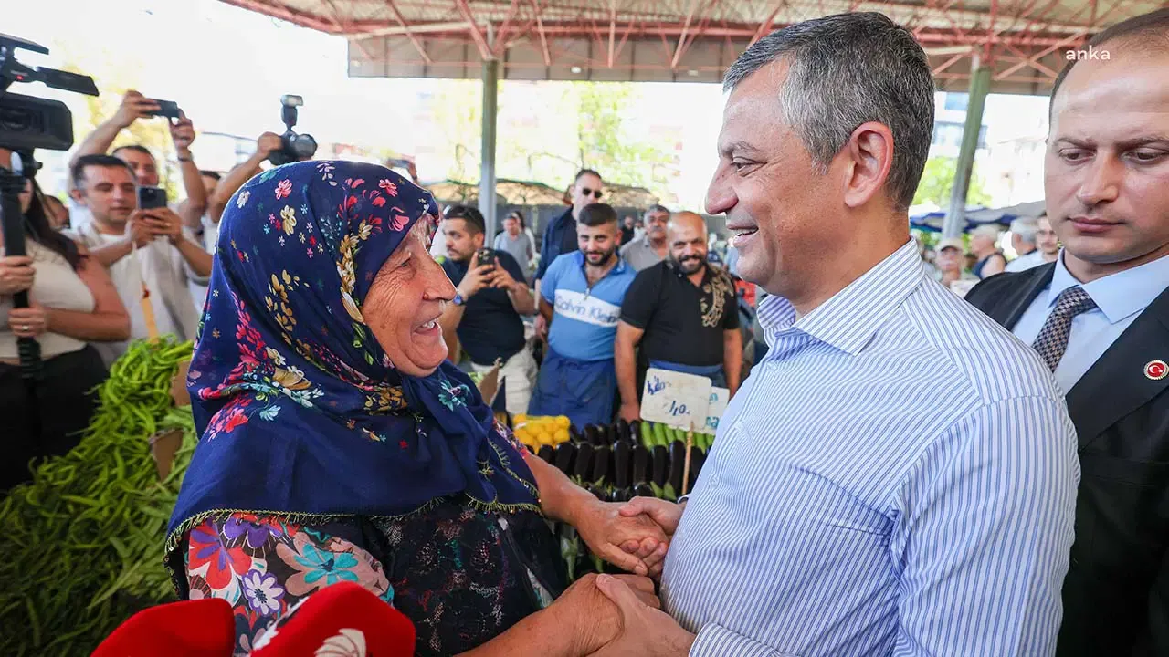 CHP lideri Özgür Özel semt pazarında: İktidarımızda büyük marketler bir gün kapalı olacak