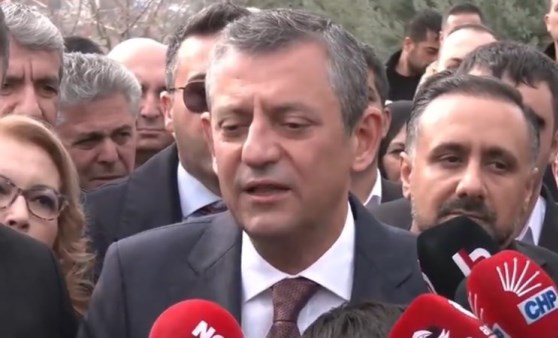 ÖZGÜR ÖZEL DEPREM BÖLGESİNDEN ERDOĞAN’A SESLENDİ: ‘VERİLEN SÖZLER TUTULMADI, DEPREMZEDELER SÜRGÜNDE’…