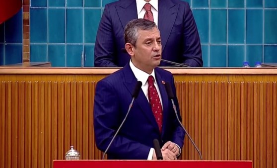 ÖZGÜR ÖZEL KÜRSÜDEN AÇIKLADI: ÖN SEÇİM TARİHİ BELLİ OLDU!…