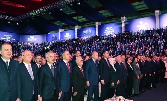DEPREMZEDELER HALA KONTEYNIRLARDA YAŞARKEN… HATAY’DA ANMA PROGRAMINA MİLYONLAR HARCANMIŞ!…