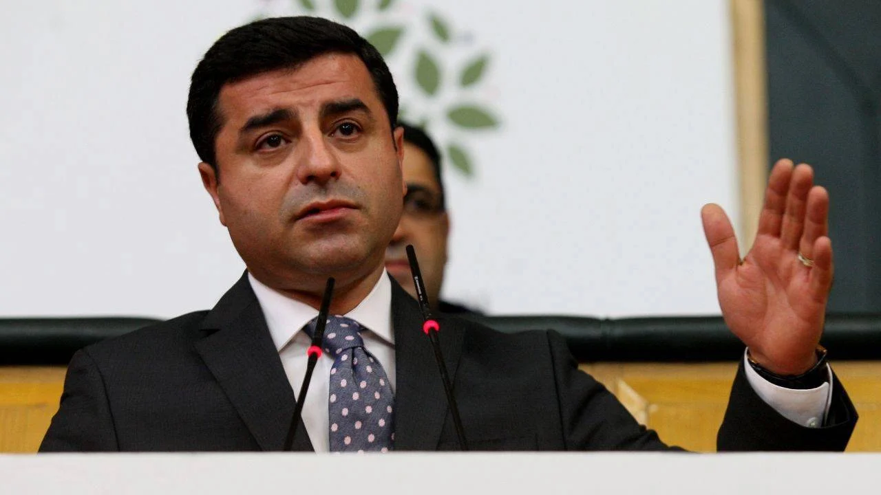 İMRALI HEYETİNDEN ‘YENİ SÜREÇ’ ZİYARETİ: PERVİN BULDAN, SELAHATTİN DEMİRTAŞ’IN MESAJINI PAYLAŞTI…