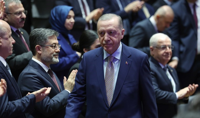 İlk kez ikinci parti konumuna gerileyen AKP, oy kaybının nedenini araştırıyor...