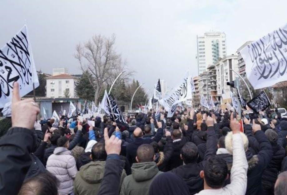 Yargıtay’ın terör örgütü olarak kabul ettiği Hizbuttahrir, polis koruması altında yürüdü: Başkentte hilafet çağrısı...