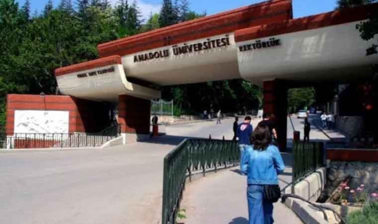 Anadolu Üniversitesi’nde Kadın Çalışanlara Etek Boyu 'Uyarısı'