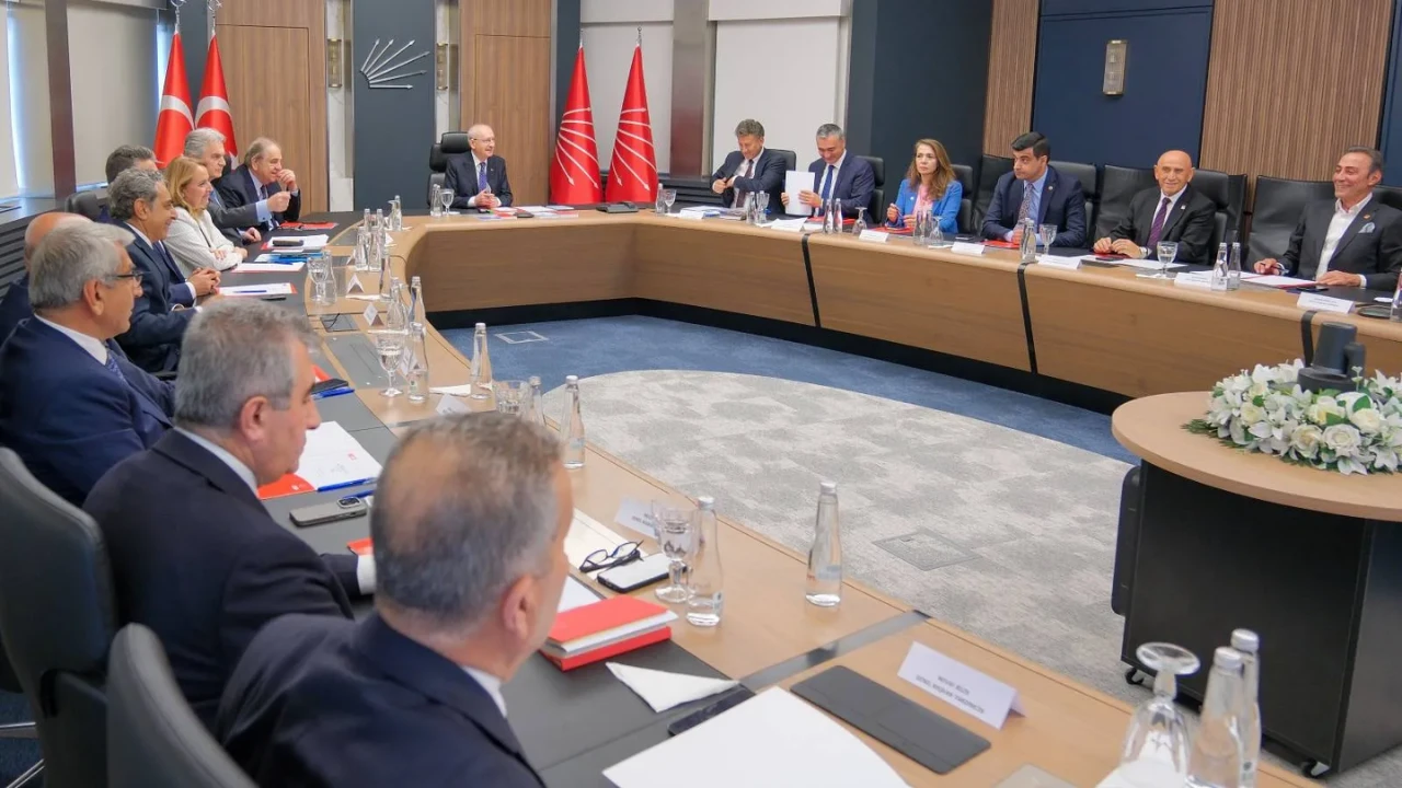 CHP MYK'da kritik kararlar: 8 il başkanı görevden alındı