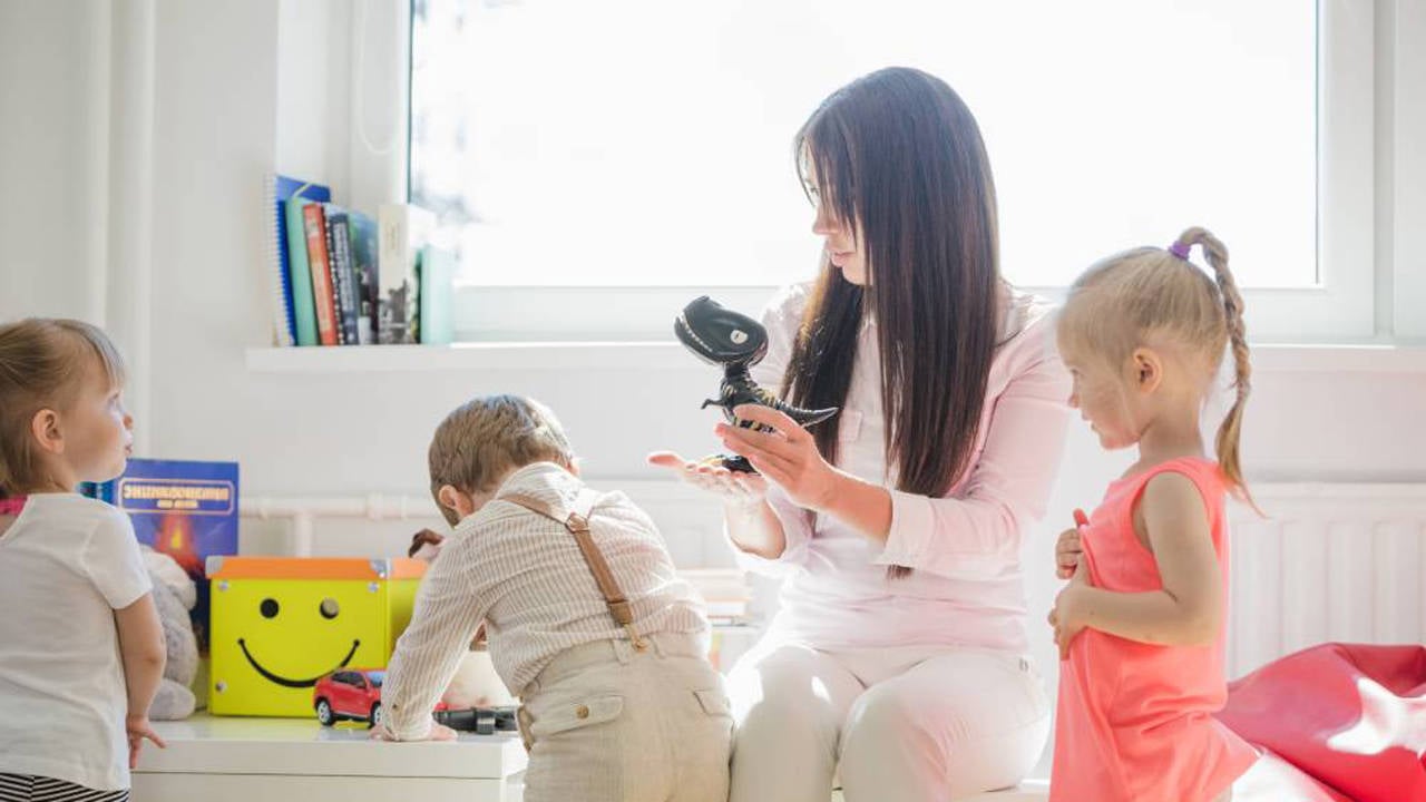 Çocuğu görmezden gel, kadını eve hapset: 5 günlük eğitimle bakım sorumluluğu