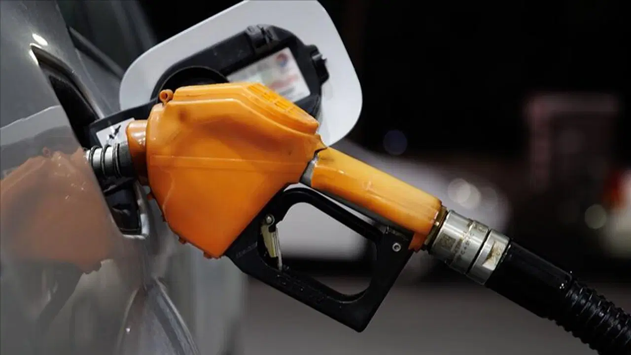 Beklenen oldu! Akaryakıtta tarihi eşik: Motorin 100 lirayı aştı