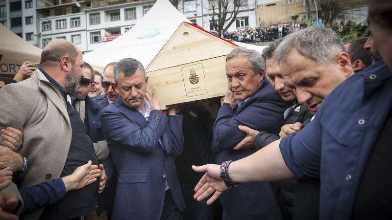 ÖZGÜR ÖZEL, VOLKAN KONAK İÇİN TRABZON MAÇKA’DA DÜZENLENEN CENAZE TÖRENİNE KATILDI.