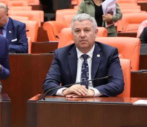 CHP'Lİ ÇETİN ARIK HARF DEVRİMİNİN 94. YIL DÖNÜMÜNDE TRİBÜNLERİNDEN YÜKSELEN SESE DİKKAT ÇEKTİ.