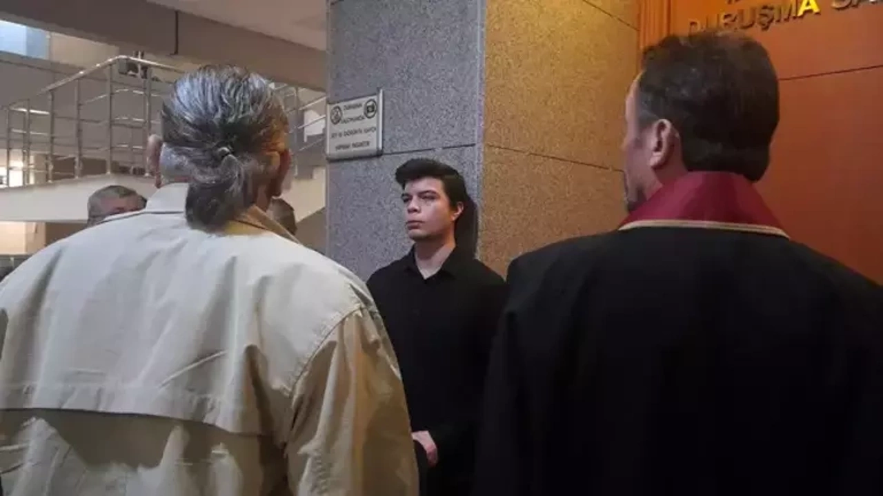Hilafet bayrağı taşıyan kişiye yumruk atmıştı: Ege Akersoy ilk kez hâkim karşısına çıktı.