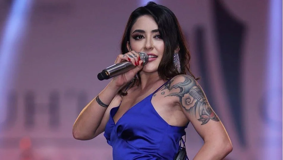 Melek Mosso İranlı kadınlar için sahnede saçını kesti