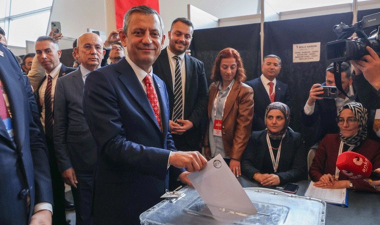 CHP OLAĞANÜSTÜ KURULTAYI: ÖZGÜR ÖZEL YENİDEN GENEL BAŞKAN!