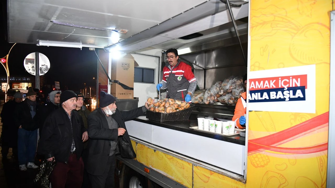 MAMAK BELEDİYESİ'NDE SOĞUK HAVALARDA SICAK İKRAM...