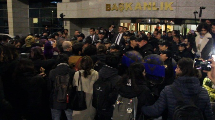 ABB önünde eylem yapan ODTÜ'lülere polis saldırısı