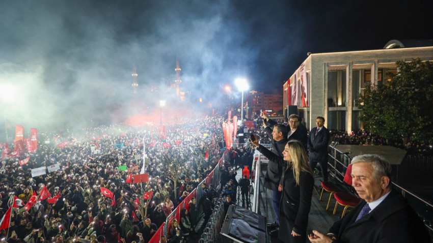 ÖZGÜR ÖZEL MANSUR YAVAŞ'IN KONUŞMASI İÇİN ÖZÜR DİLEDİ...