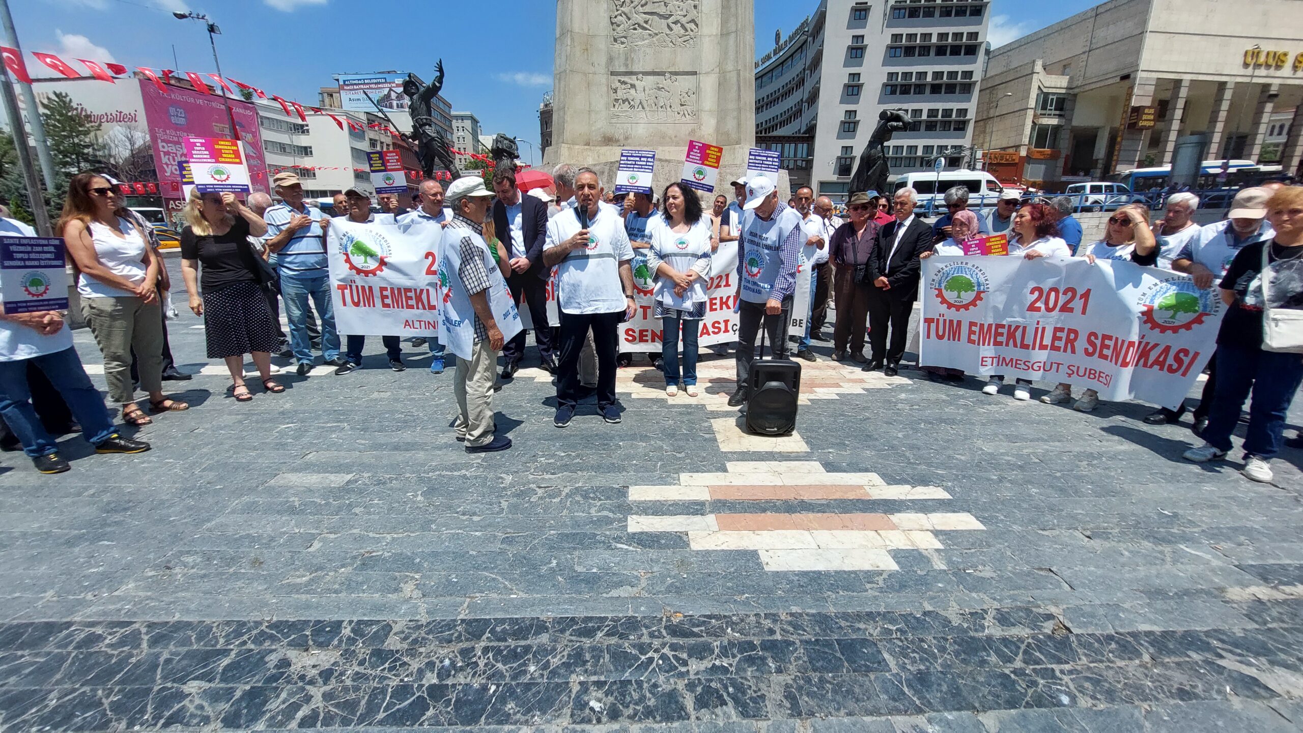 Emeklilerden hükümete ‘Zammını al başına çal’ isyanı...