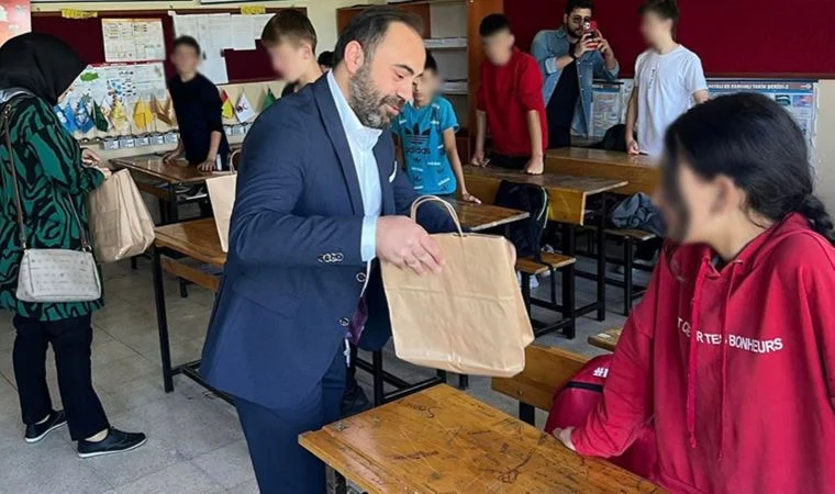 AKP Samsun'da, öğrencilere parti amblemli kırtasiye seti dağıttı