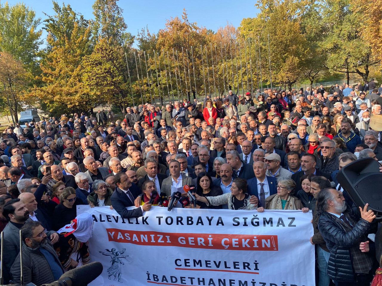 Alevilerin Meclis önündeki eylemine polis kalkanlı engelleme